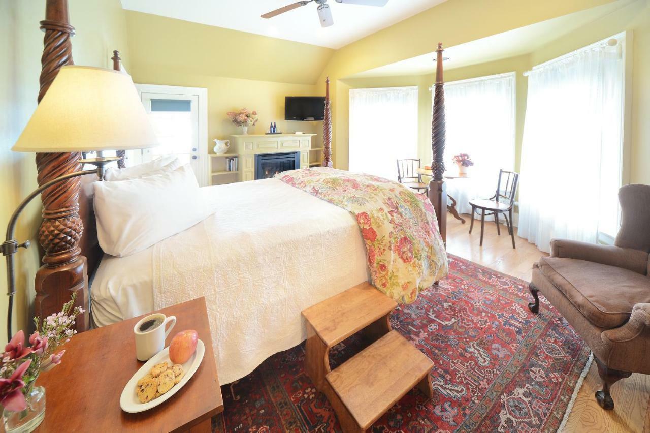 Queen Room with Balcony
